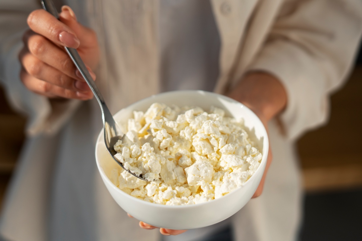 Как выбрать идеальный творог и стоит ли есть его перед сном?