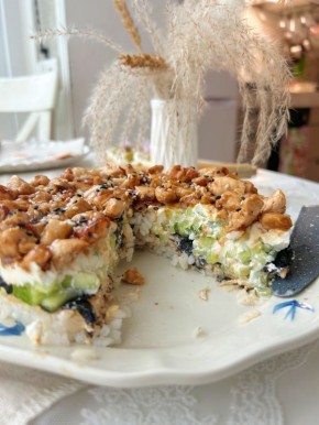 Суши-торт с курицей терияки: оригинальное блюдо, которое стоит попробовать