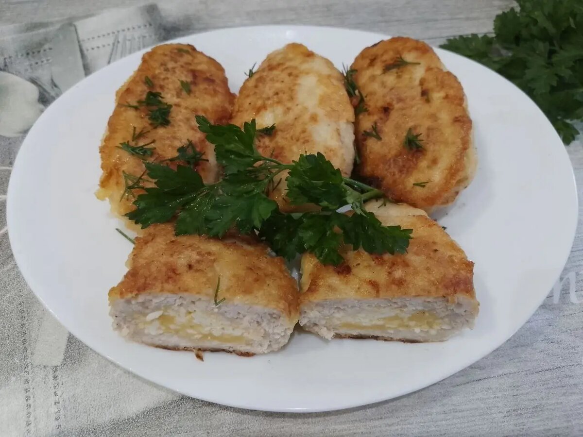 Вкусные котлеты с начинкой из яиц и сыра: простой рецепт для всей семьи