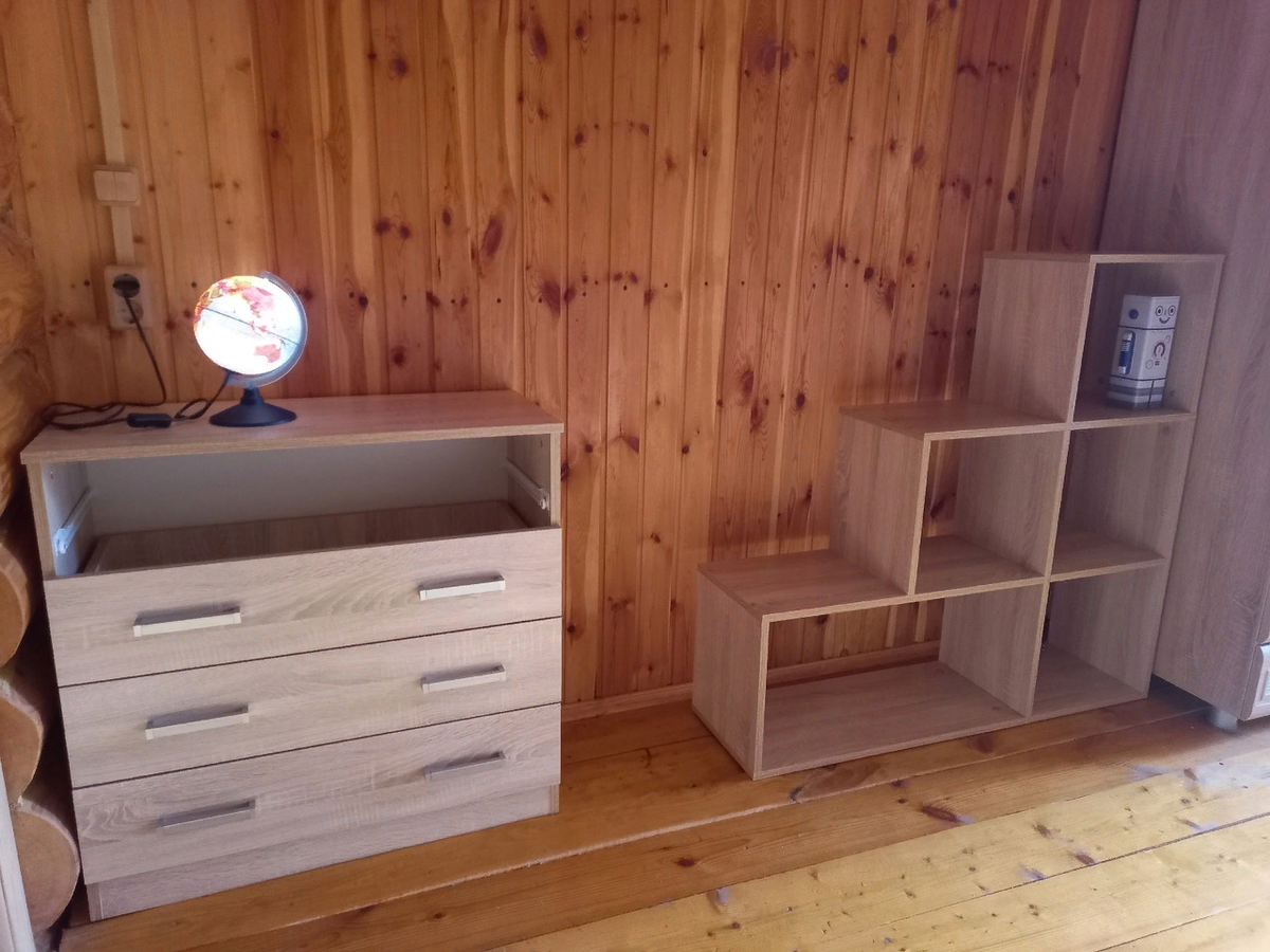 В детской снова тихо: запах от недорогой мебели перестал напоминать о себе