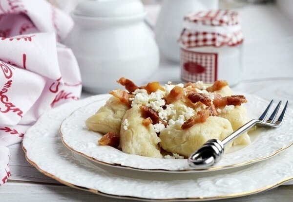 Как приготовить картофельные клецки с брынзой и шкварками