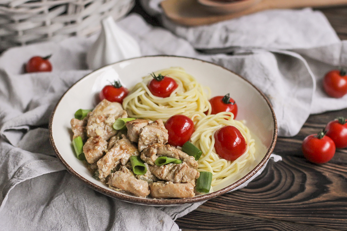 Ароматная курица с яичной лапшой и черри: уютный рецепт на каждый день