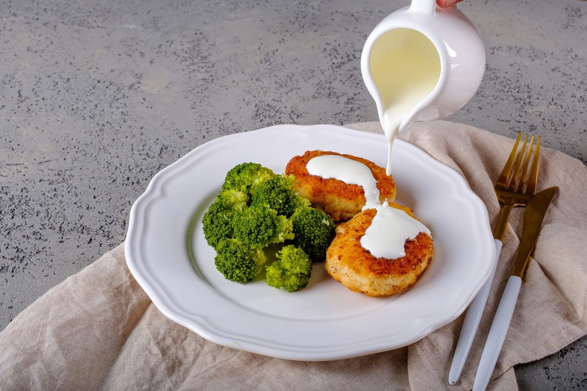 Нежная брокколи и аппетитные рыбные котлеты: идеальное сочетание на ужин