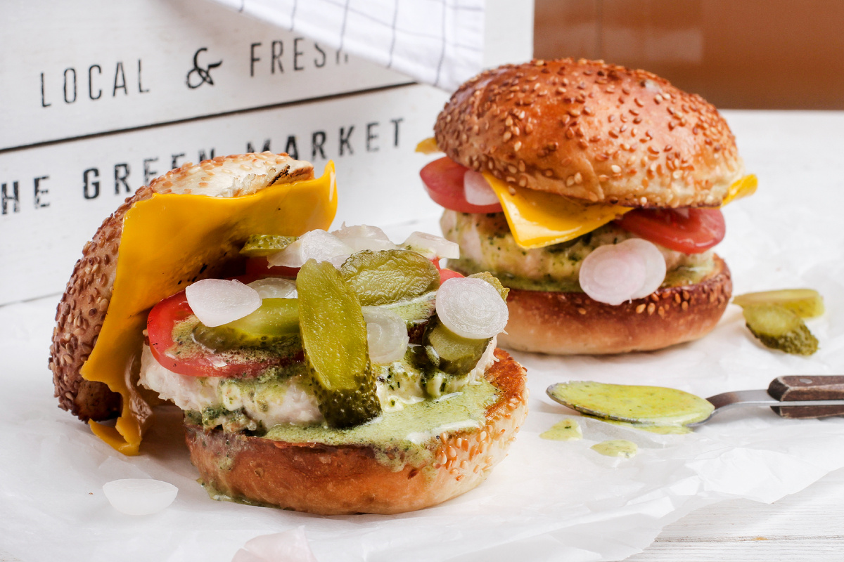 Идеальный утренний бургер: курица, чеддер и секретный соус