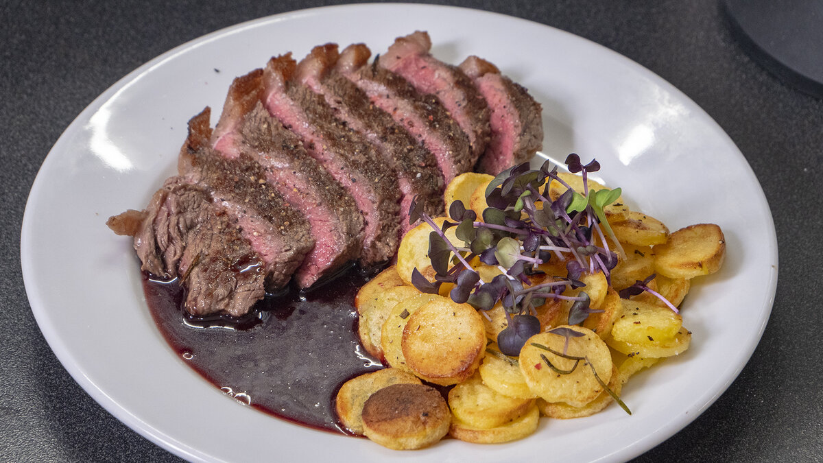 Праздничное угощение: жареная картошка с нежным мясом и волшебным соусом