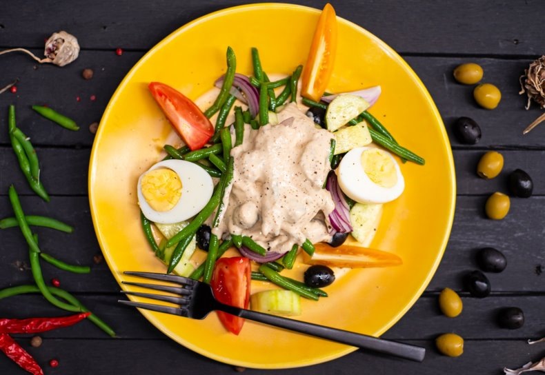 Изысканный салат «Нисуаз» с тунцом: как приготовить классический французский деликатес