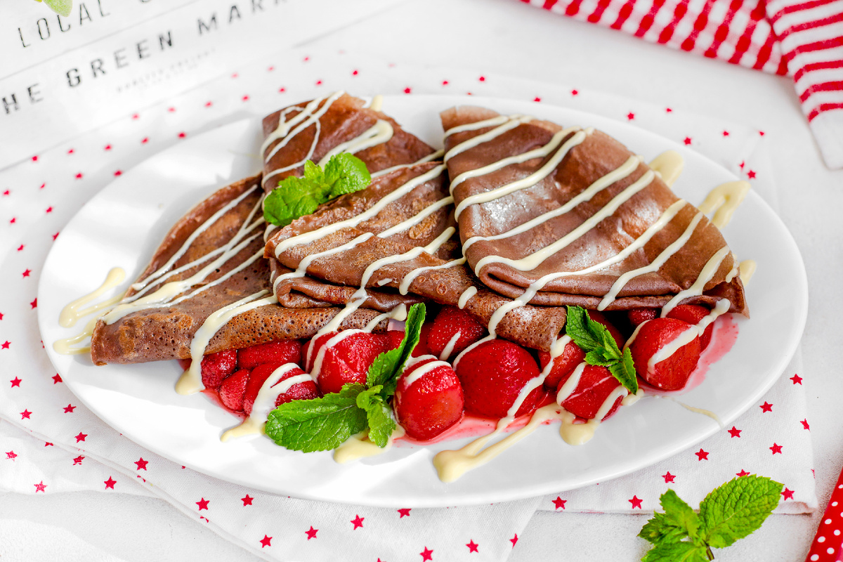 Шоколадные блинчики с клубникой и белым шоколадом