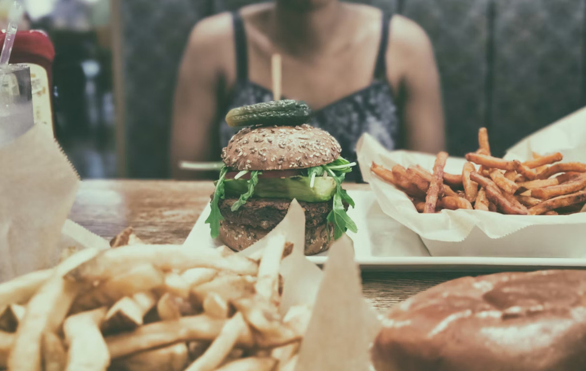 Стресс и вес: почему одни худеют, а другие набирают