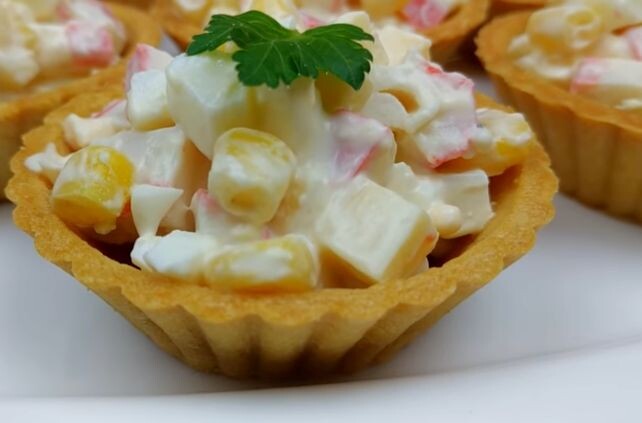 Необычные тарталетки: закуски с крабовыми палочками и сыром