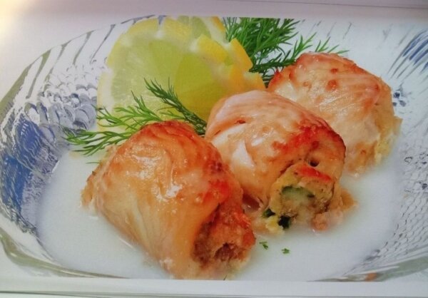 Удивительные рулетики из камбалы с крабовым мясом в молочно-хересном соусе: запоминайте рецепт