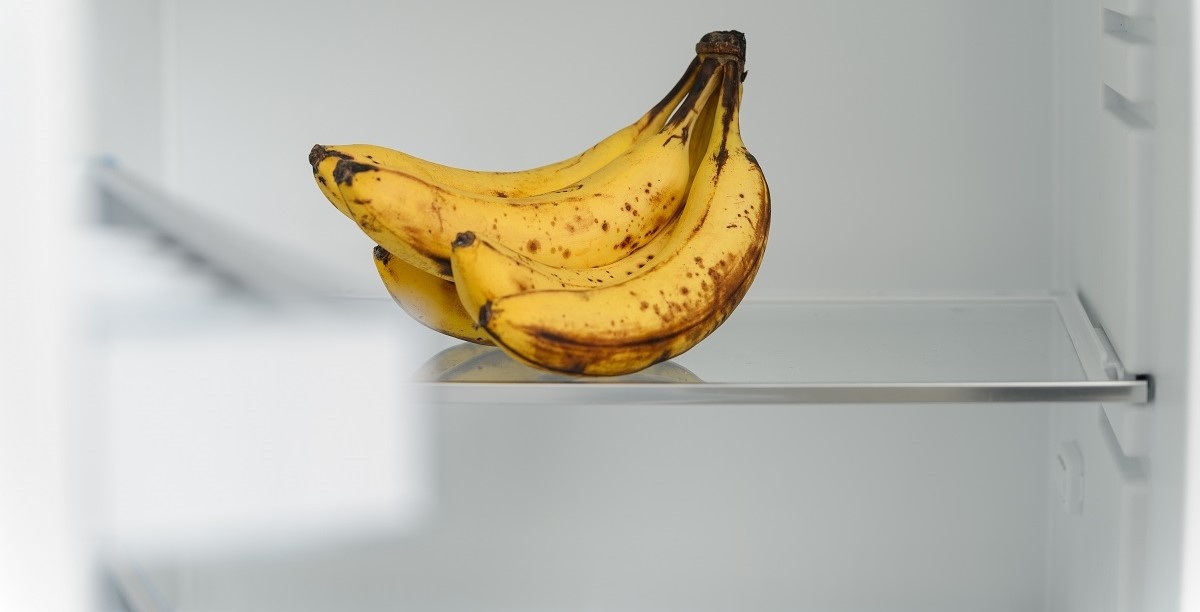 Почему бананы темнеют в холодильнике и как это предотвратить?