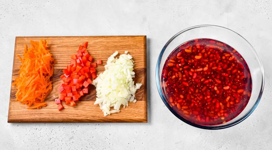 Согревающий суп с копчеными ребрышками и фасолью: пошаговая инструкция