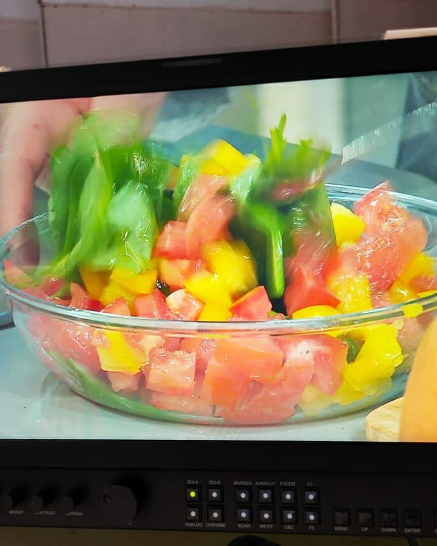 Нежный завтрак: куриная грудка с ярким салатом