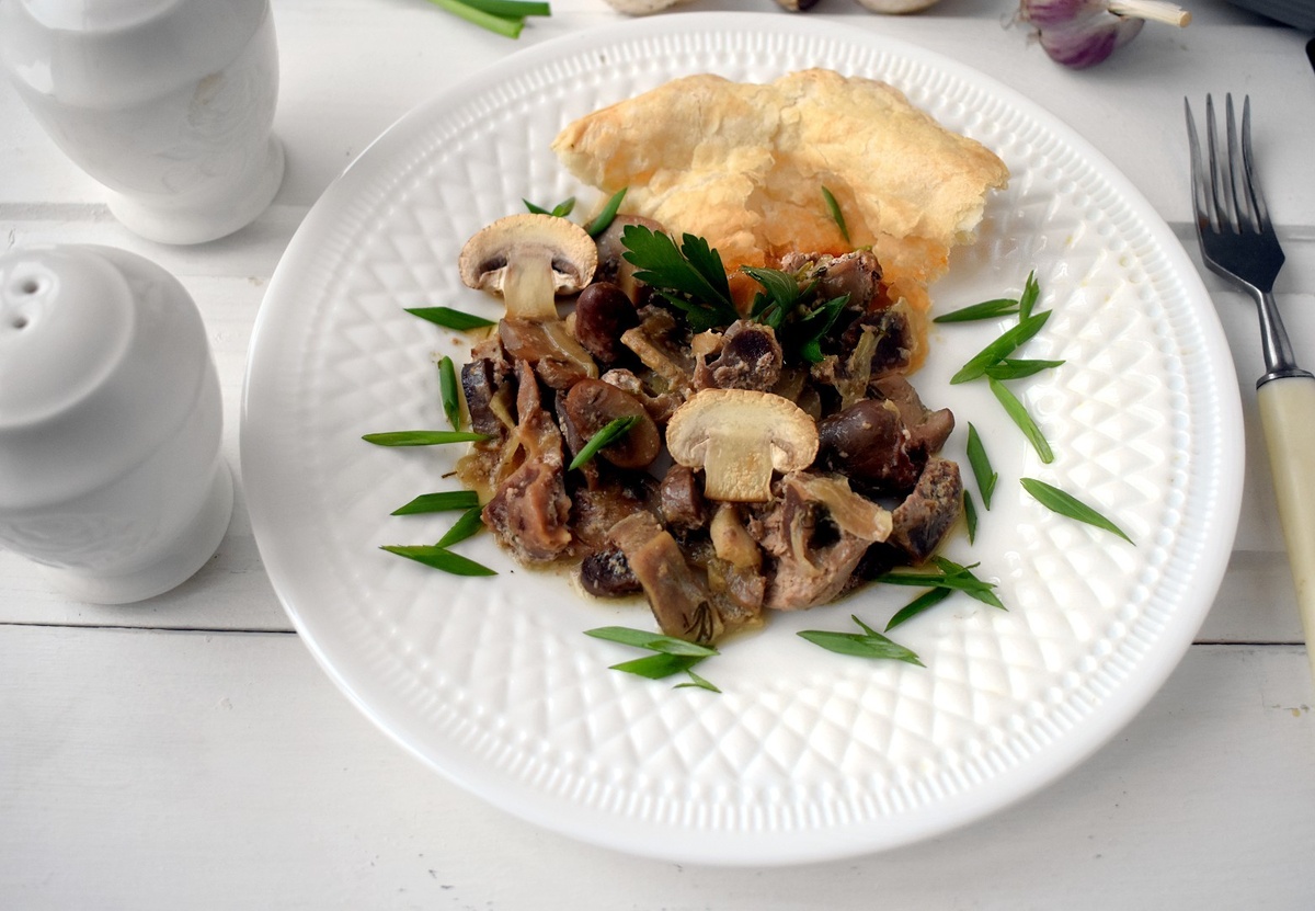 Нежные куриные потрошки в сметанном соусе: простой и вкусный обед