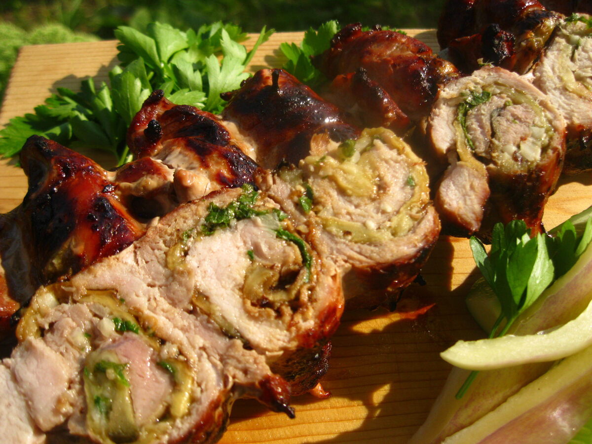 Сочные свиные рулетики с баклажанами: идеальное блюдо для летнего вечера у мангала