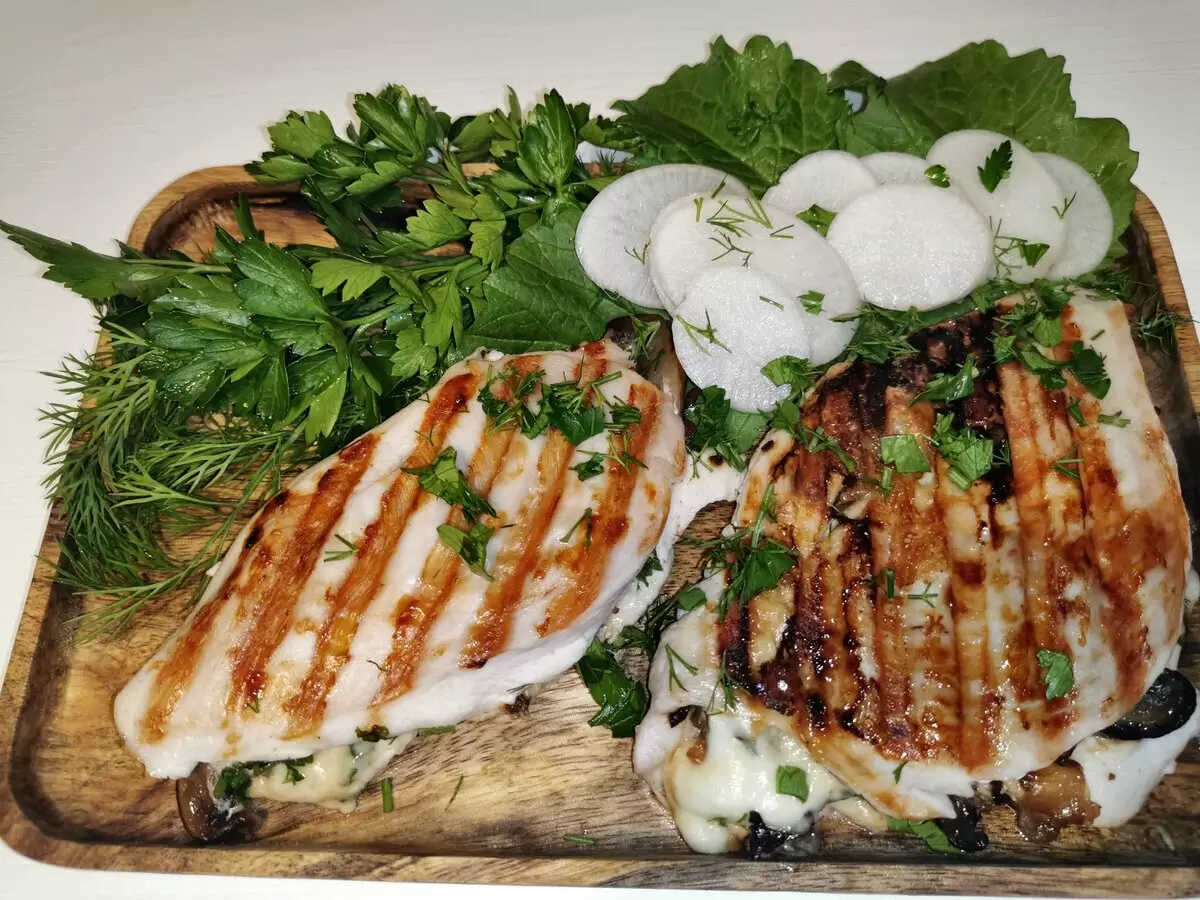 Летний гастрономический хит: куриные кармашки с грибами и сыром на гриле