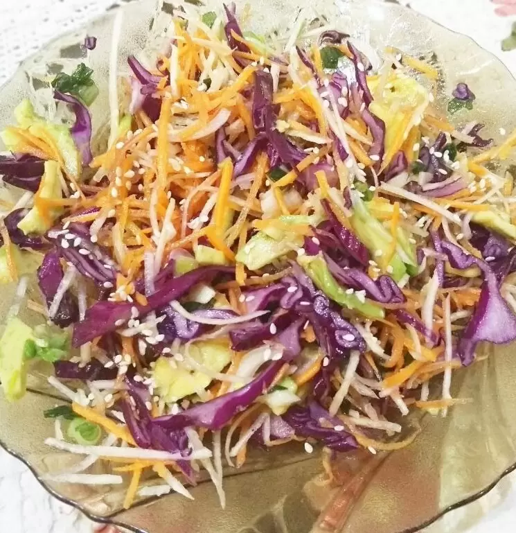 освежающий овощной салат с авокадо: просто, быстро и полезно