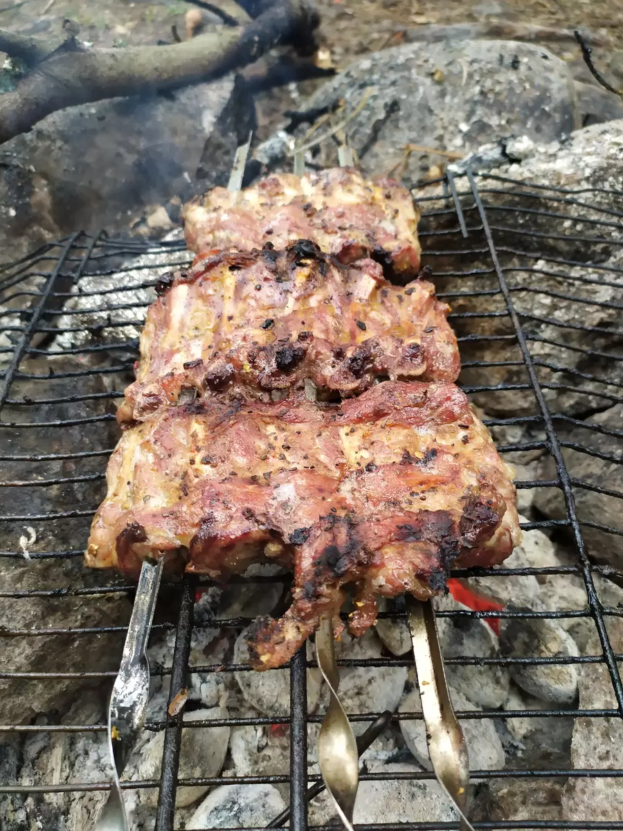 Свиные рёбра на углях: простой и вкусный способ приготовления