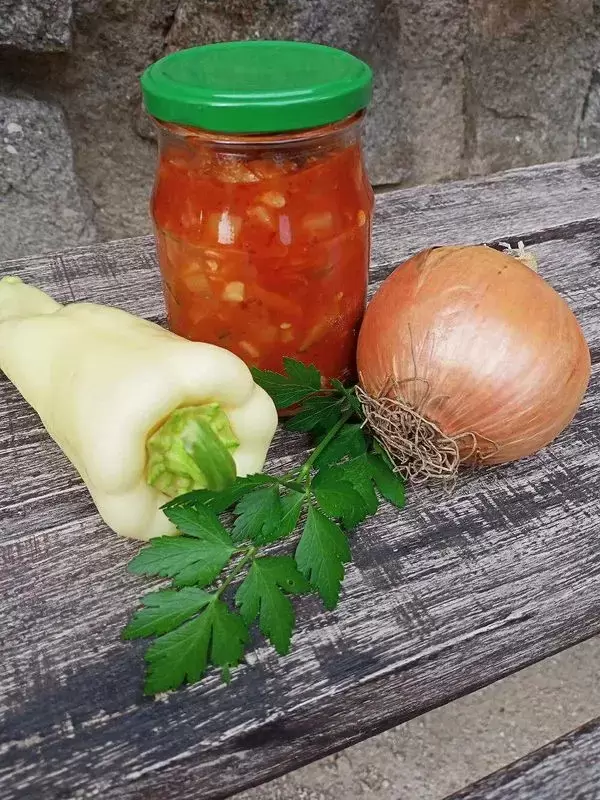 Простая и вкусная заготовка на зиму: болгарский салат из кабачков