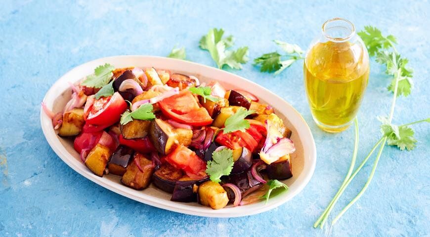 Теплый салат из баклажанов с соусом терияки: яркий вкус без кинзы