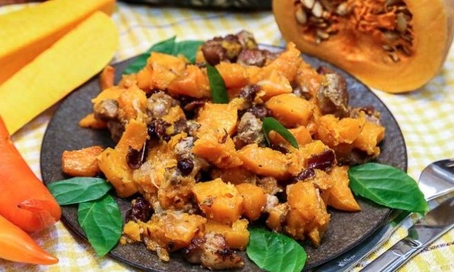 Вкусная свинина с тыквой и вяленой клюквой: простое запеченное блюдо