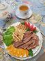 Необычно вкусно: свиные отбивные с жареными ананасами
